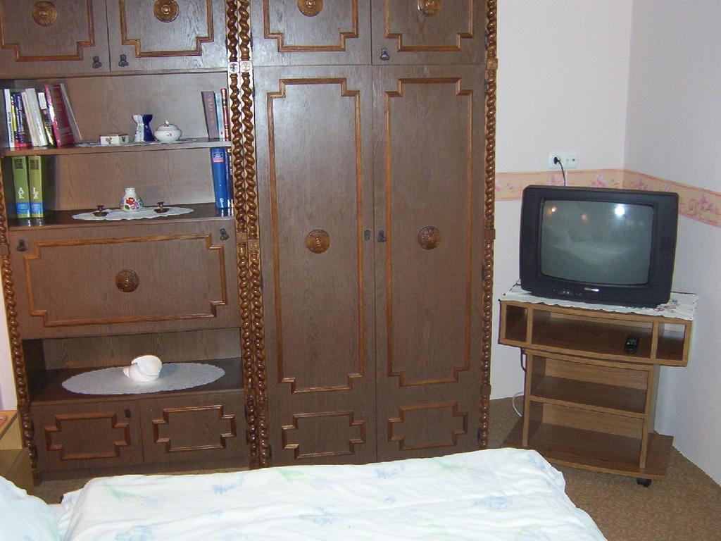 Marika Haus Hotel Buk Bilik gambar