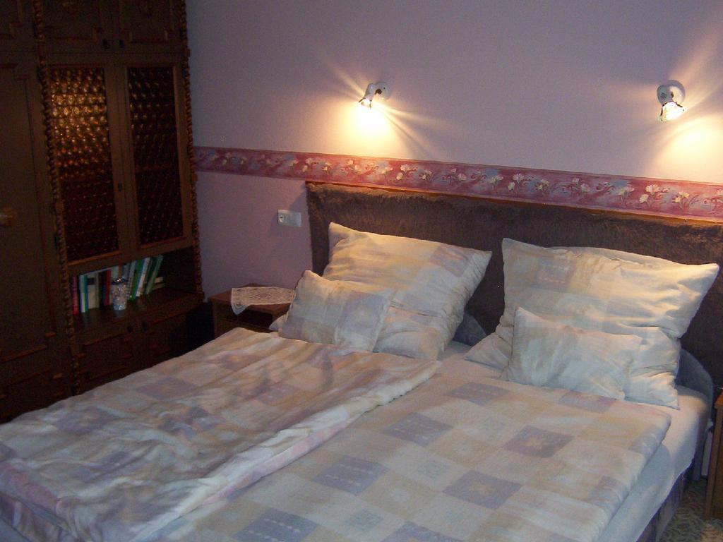 Marika Haus Hotel Buk Bilik gambar