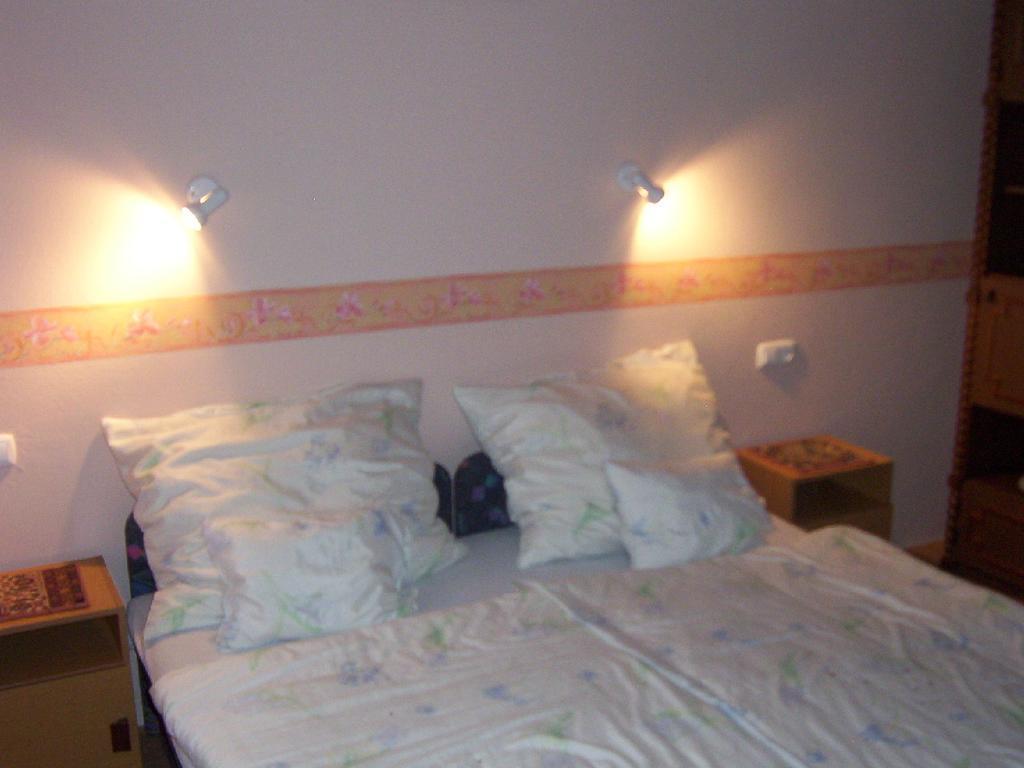Marika Haus Hotel Buk Bilik gambar