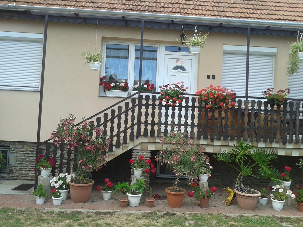 Marika Haus Hotel Buk Bilik gambar